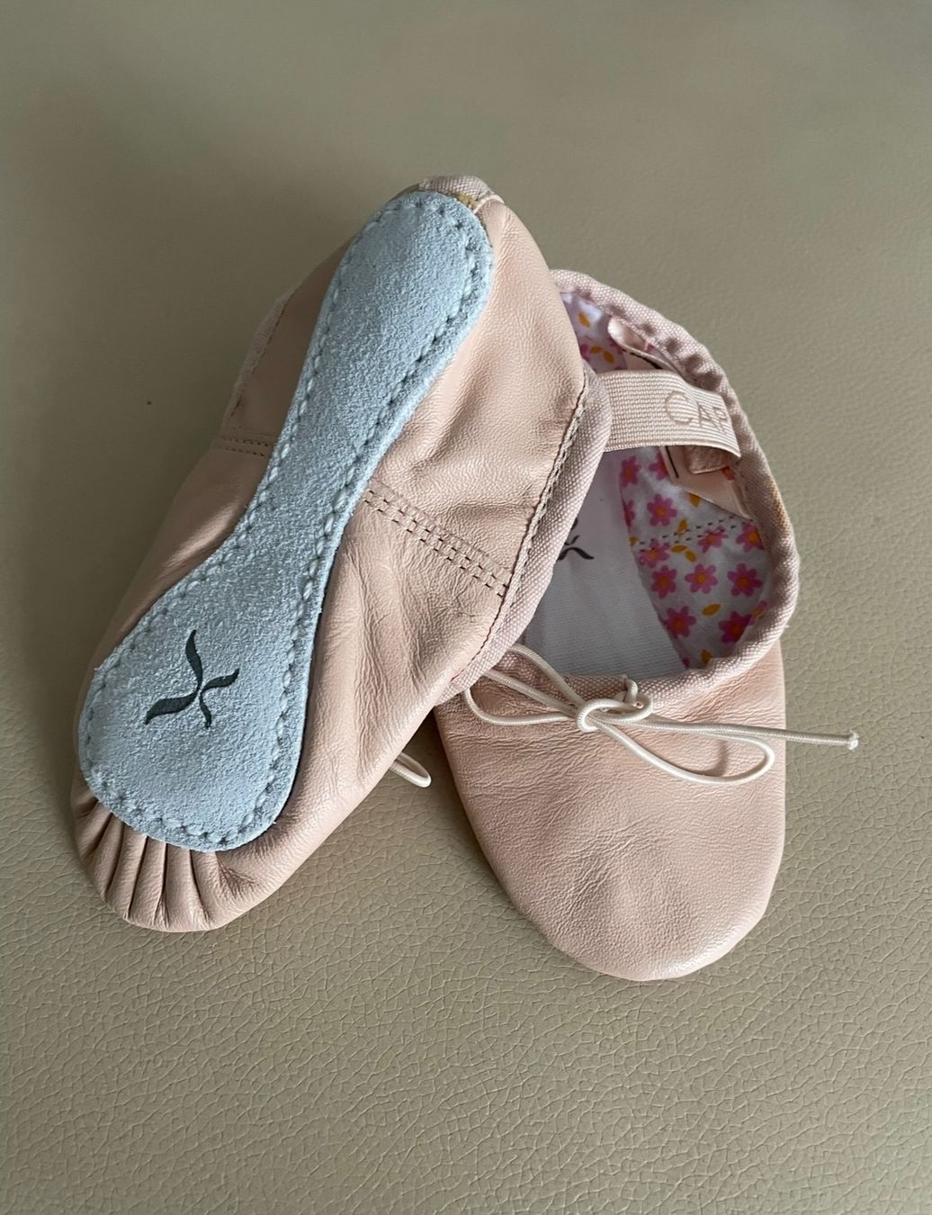 Schuhe für Mädchen: NEUE Leder-Ballettschläppli Gr. 30 5 der Marke Capezio – Neu und originalverpackt aus Urdorf von leoale 1