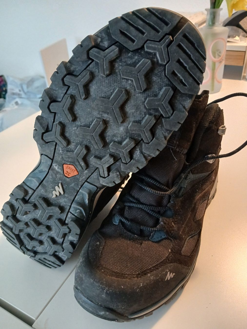 Decathlon Scarpe da uomo: Quechua MH100 Wanderschuhe Grösse 42 schwarz – Usato da Bolligen venduto da cla_856t