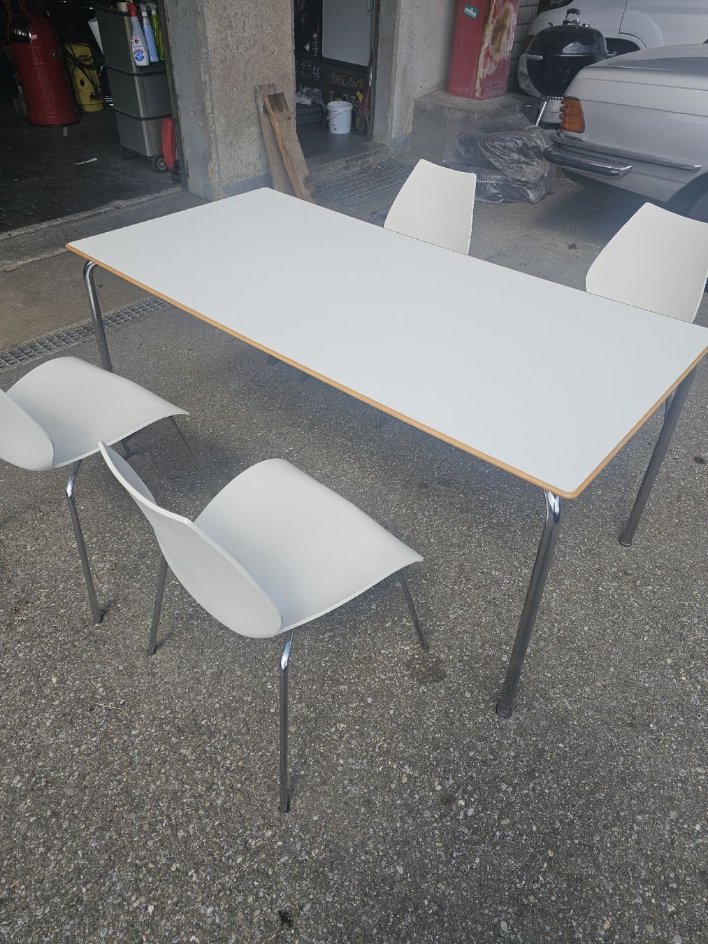 Tische: Tisch mit 4 Stühlen weiss Chromgestell ab Platz – Gebraucht aus Meisterschwanden von Luluku 3
