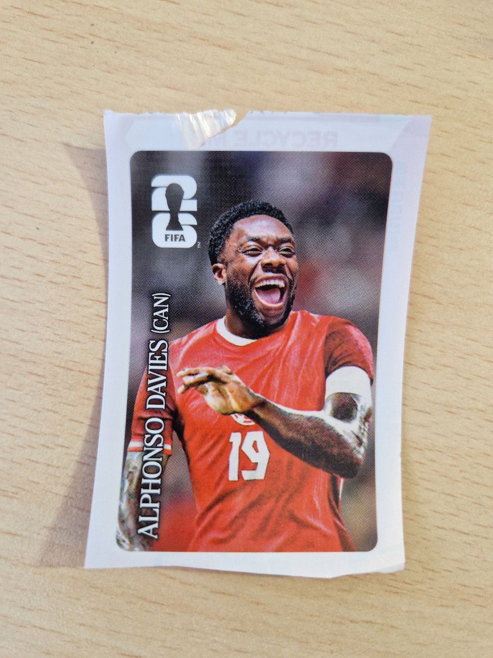Sonstiges für Haushalt & Wohnen: Alphonso Davies Panini Coca-Cola  – Neu und originalverpackt aus Ecublens VD von Appuipro