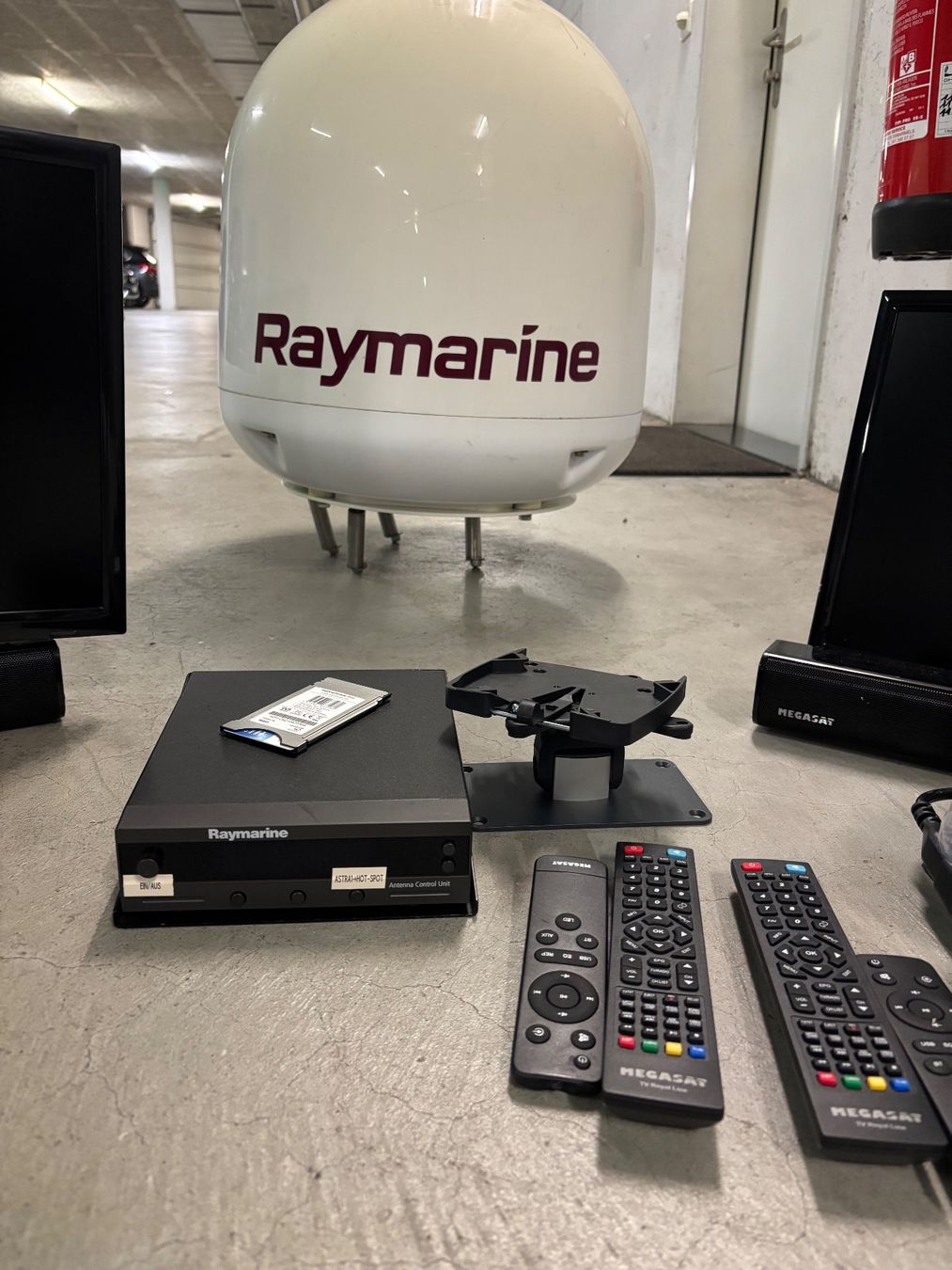 Satellitenschüssel: Raymarine SAT-TV-Anlage – Gebraucht aus Baden von carolee29 1