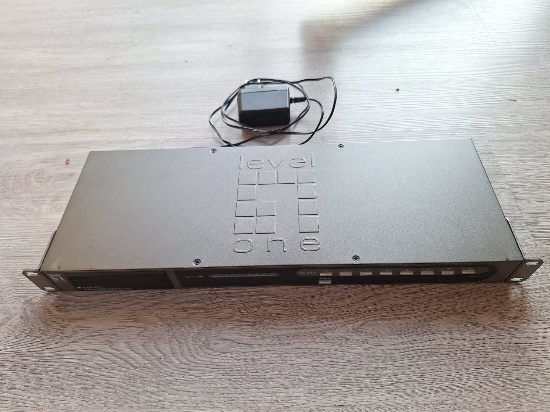 Server: Console KVM 8 port avec clavier et ecran 1U – Gebraucht aus Ferpicloz von bap_5dbb 5