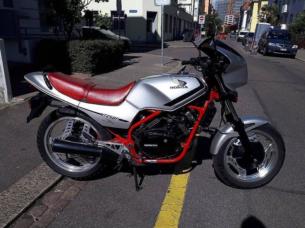 Strada: Honda VT 250 F – Usato da Basel venduto da Vfsteve