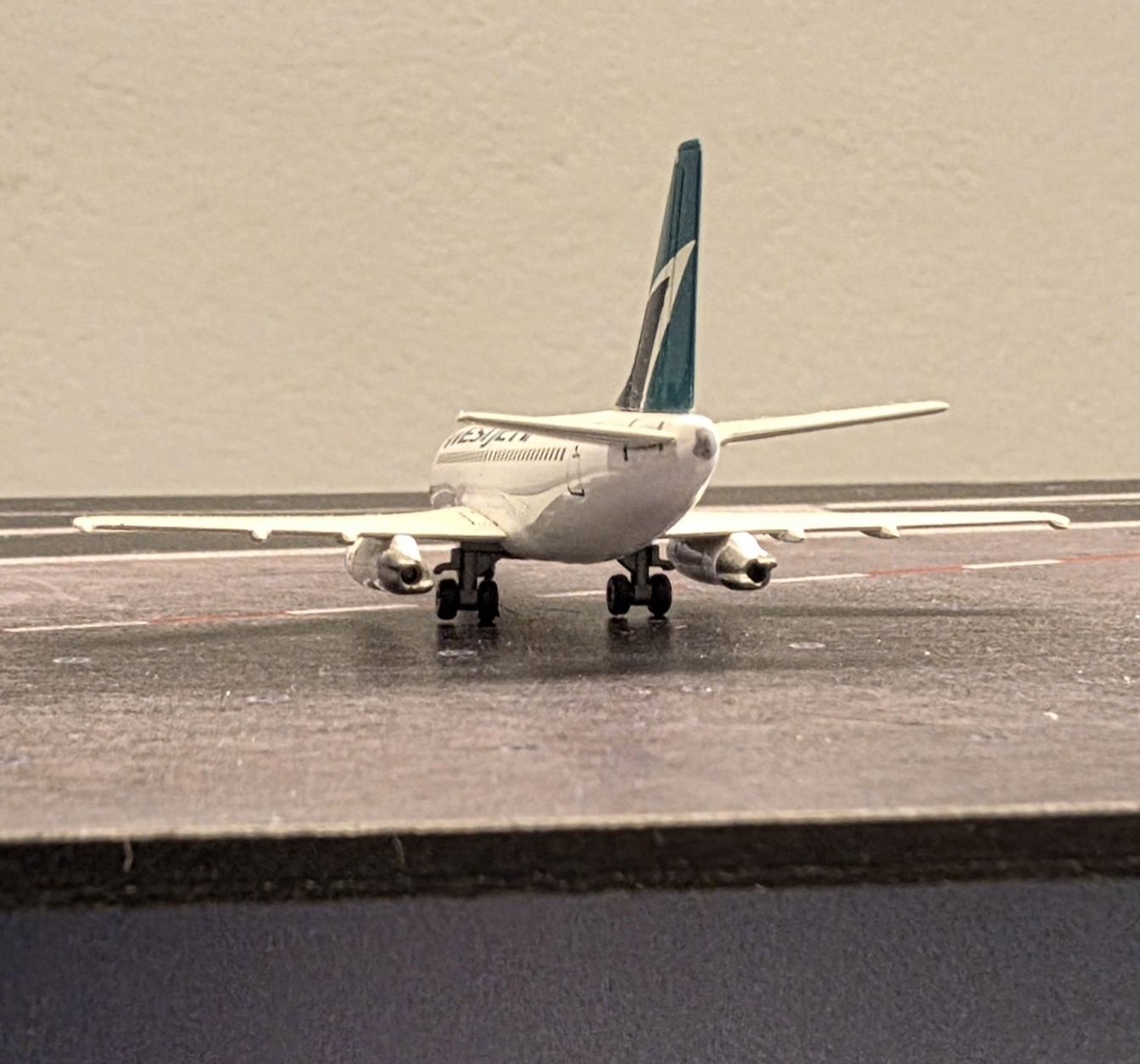 Boeing Kit di modellismo & Modellini statici: Westjet B737-200, 1:400 Premiere Collection – Usato da Männedorf venduto da Modellbau-wyss 3