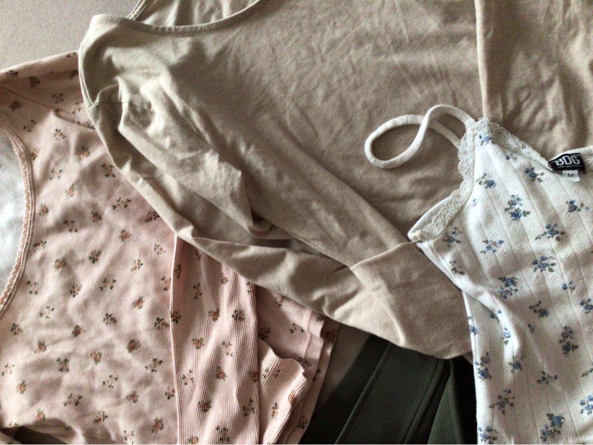 H&M Lotti di vestiti: 3 Oberteile, 1 Shorts-Rock in Gr.M – Usato da Steffisburg venduto da lar_x57s 2