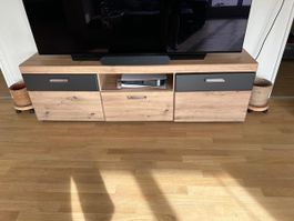 Schönes und modernes TV-Möbel aus Massivholzoptik
