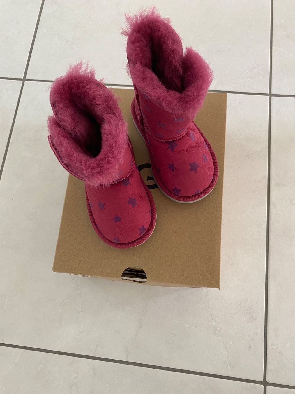 Ugg Schuhe für Mädchen: Original Ugg Boots Kinder Gr. 22.5 – Neu und originalverpackt aus Muttenz von Winzaren