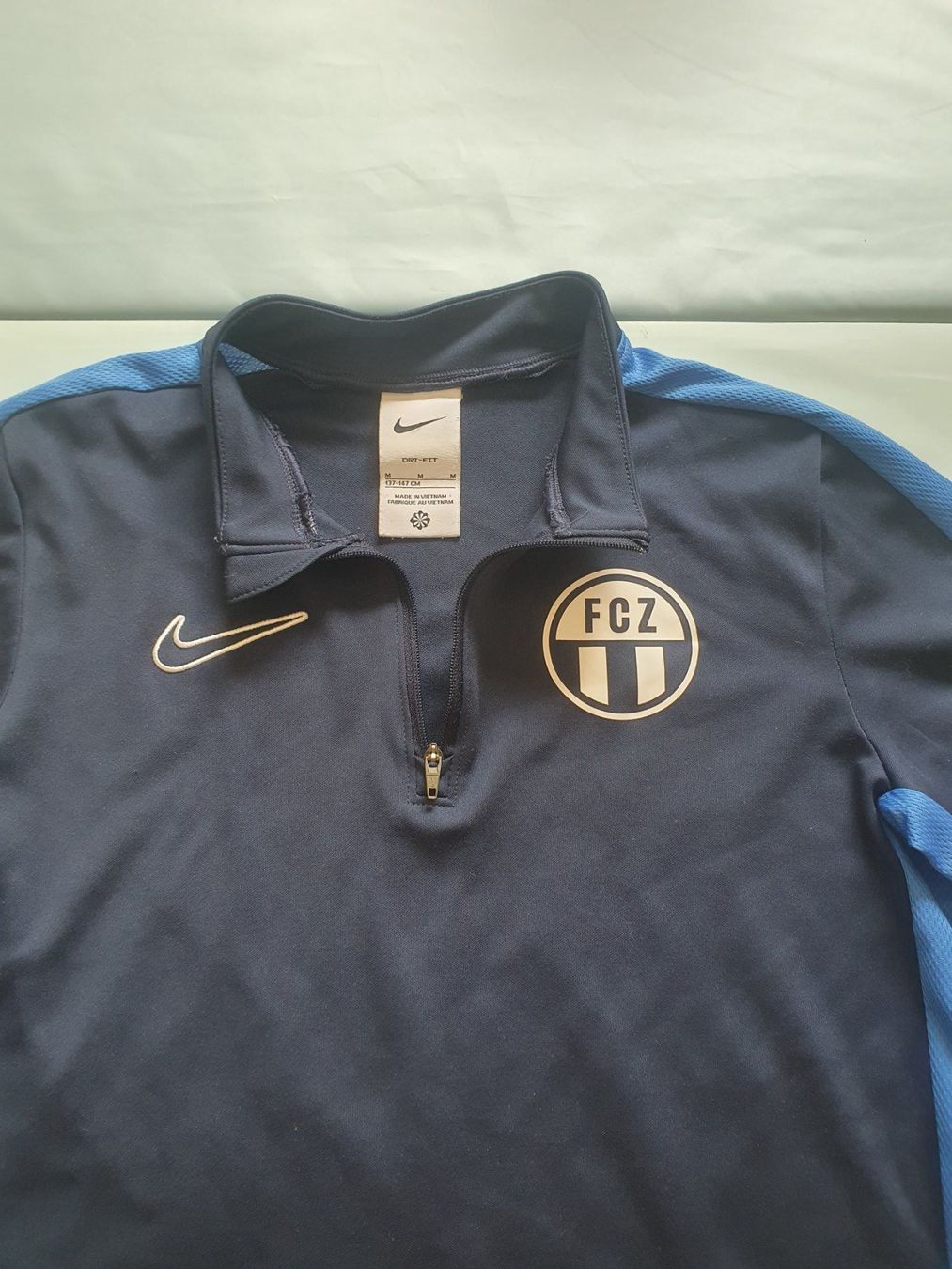 Nike Pullover & Sweatshirts: FCZ Kinder-Trainingpullover Nike Dri-Fit Grösse M dunkelblau – Gebraucht aus Zürich von Kadija6 3