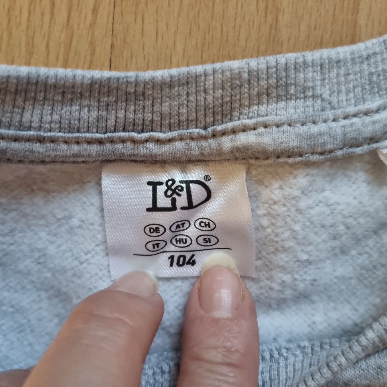 Maglioni & Felpe: Winterlicher Pullover mit Dino und Weihnachtsmann, Gr. 104 – Usato da Mörschwil venduto da mar_t9k9 1
