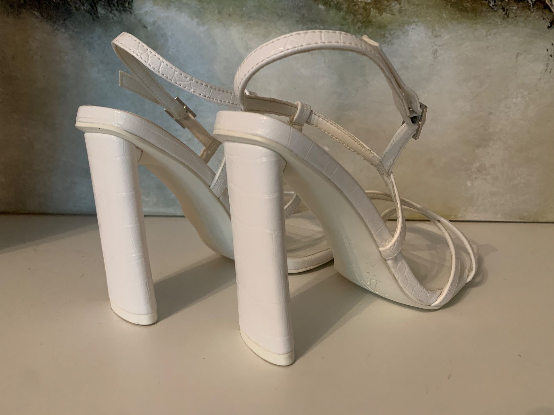 Zara Scarpe da donna: Weisse Sandalen mit breitem Absatz – Usato da Wallisellen venduto da preloved.fastfashion 1