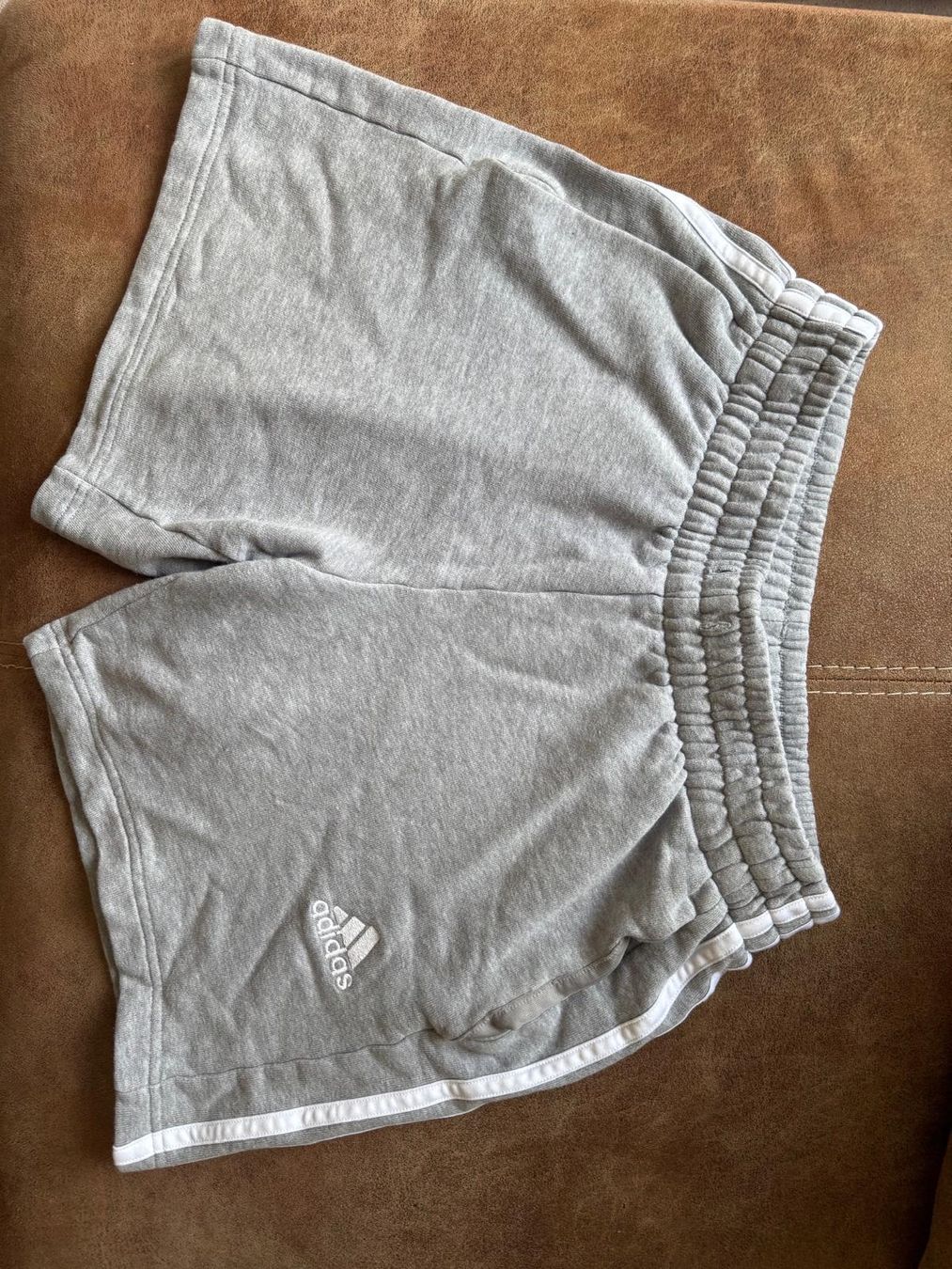 Adidas Pantaloni: Adidas Hose grau kurz – Usato da Bern venduto da Rkw_8