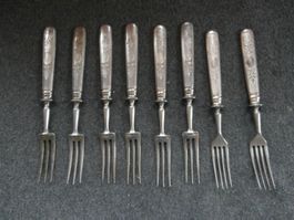 8 alte Gabeln Stahl 6 x 3 Zinken / 2 x 4 Zinken, mit Muster