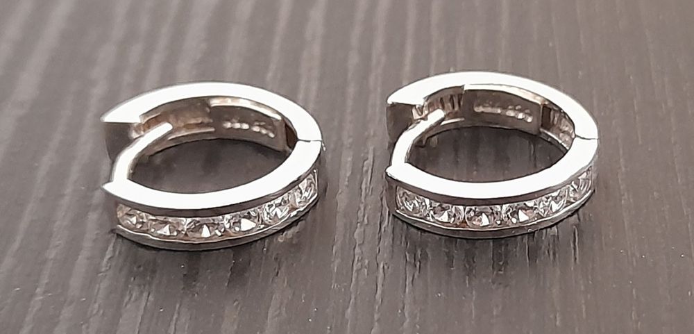 Boucles D'oreilles Puces En Or Blanc 18 Carats (0.95g) Avec Diamants 2x0.13cts - Neuf Avec étiquettes