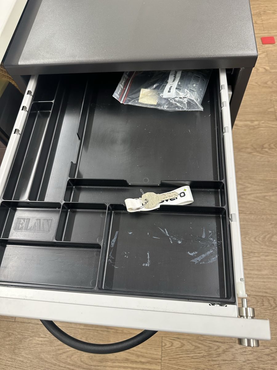 Armadi: Hängeschrank  grau weiss abschliessbar Büroschrank  – Usato da Glattbrugg venduto da laok 3