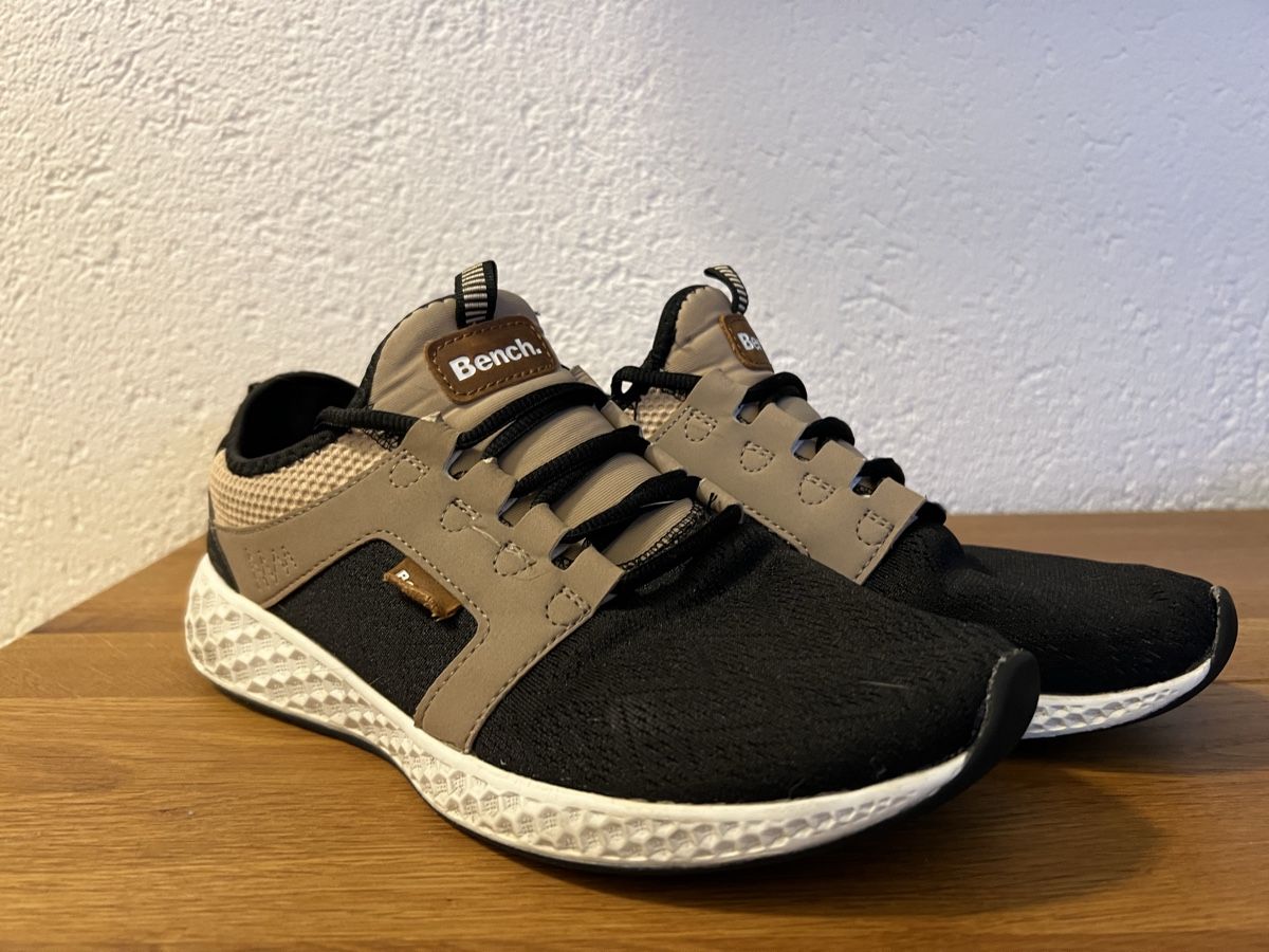 Bench Scarpe da donna: Bench. Sneaker Grösse 41 schwarz beige – Usato da Chur venduto da ZATO
