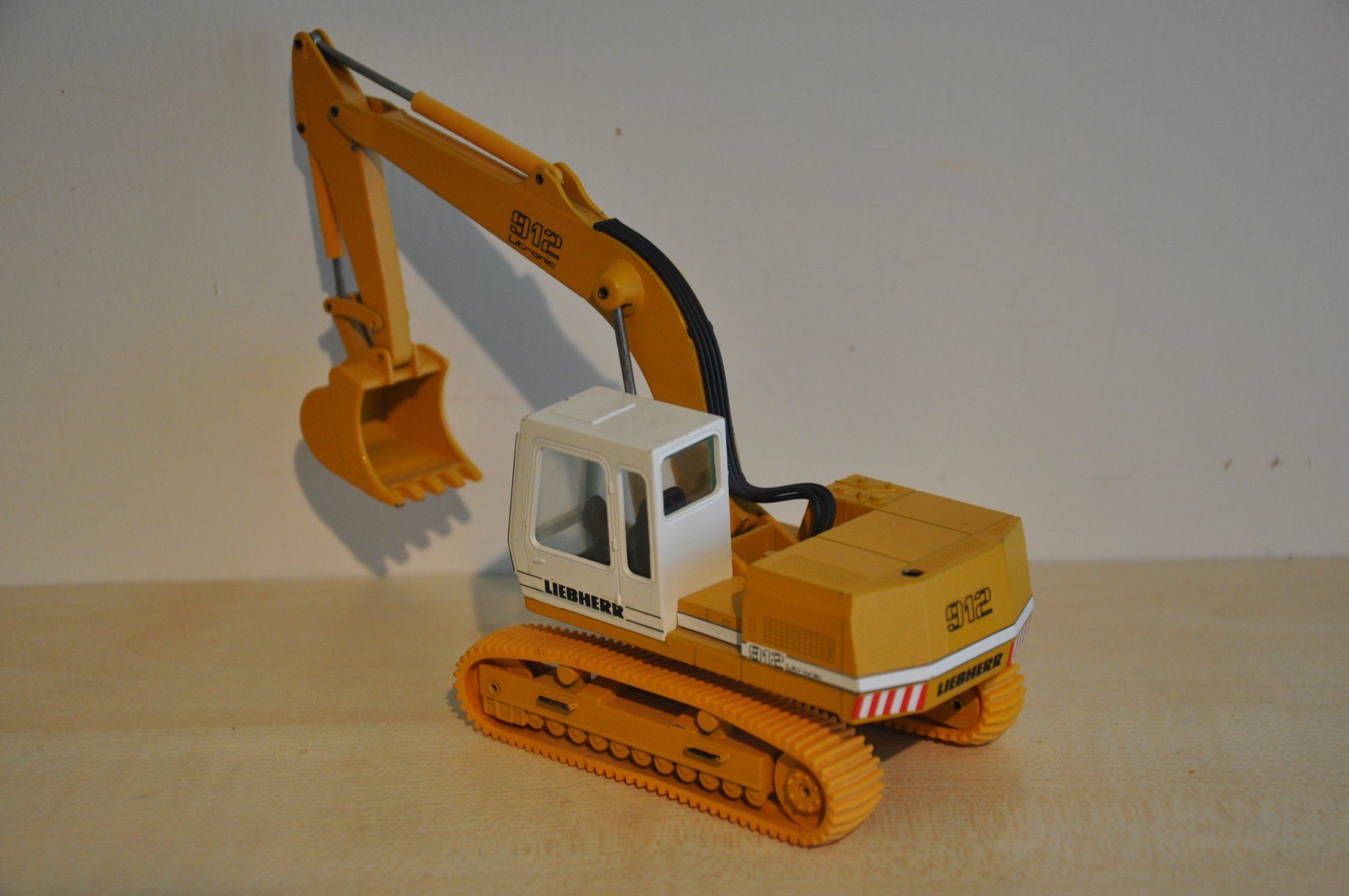 Conrad Kit di modellismo & Modellini statici: LIEBHERR R 912 Raupenbagger – Difettoso da Mitlödi venduto da worker04 1