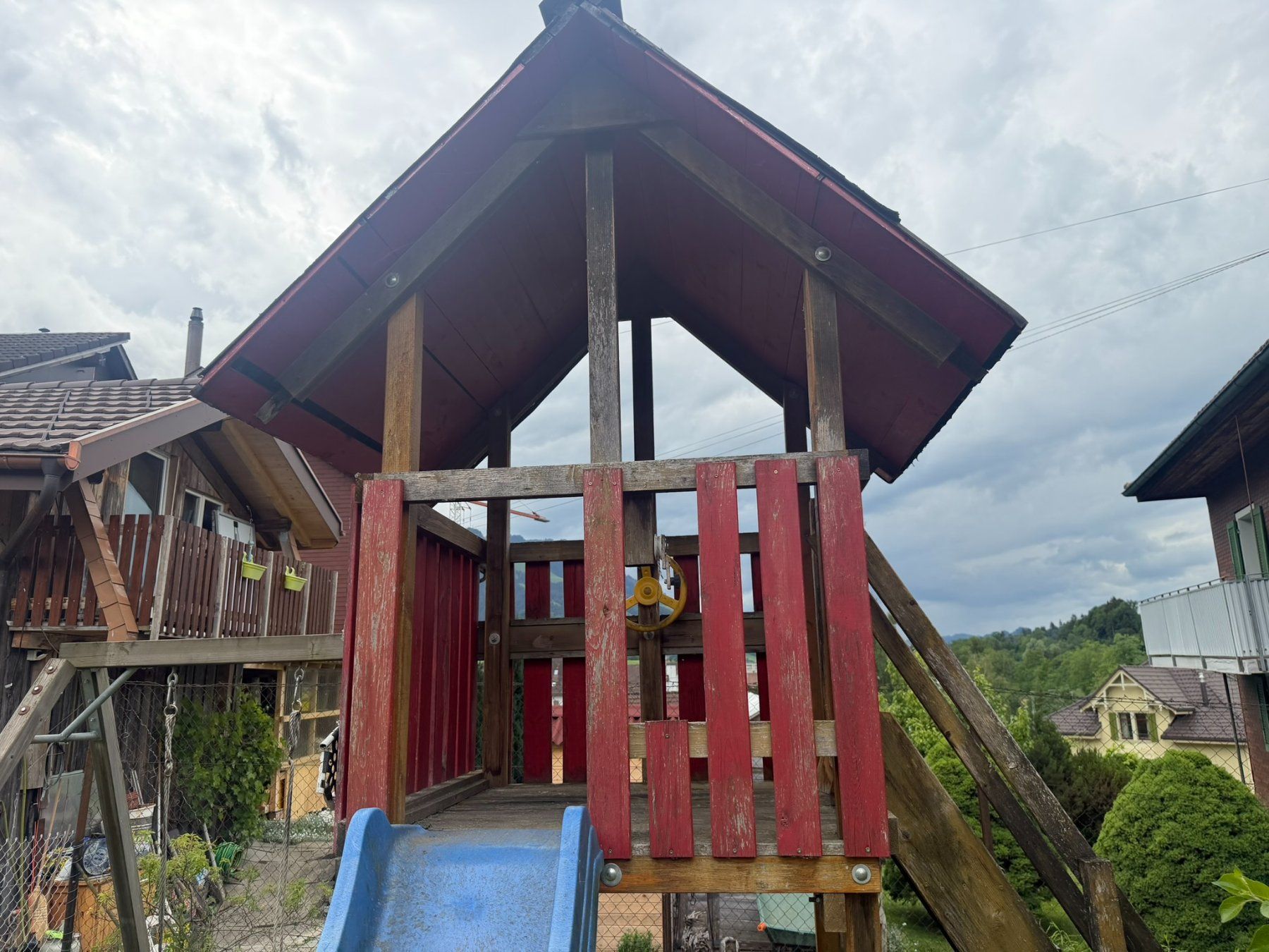Casette per bambini: Baufälliger Kinderspielturm mit Rutschbahn & Schaukel – Usato da Schüpfheim venduto da Chutney4u 1