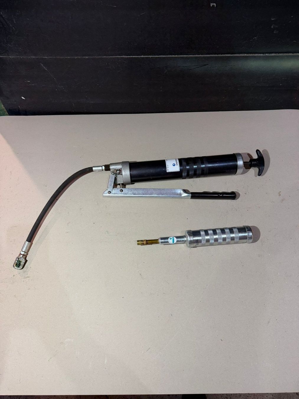 Tutti gli attrezzi: Fettpresse-Set pneumatisch & manuell – Usato da Buchs AG venduto da Werkstatt-Shop