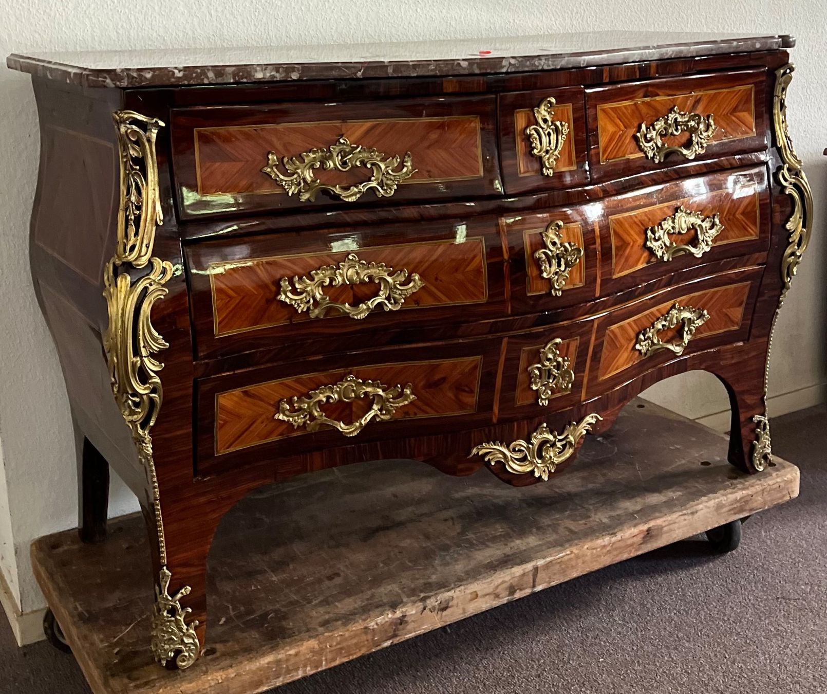 Cassettiere: Prachtvolle "Commode en Tombeau" , Paris um 1730 – Usato da Tecknau venduto da salzberg.ch 1