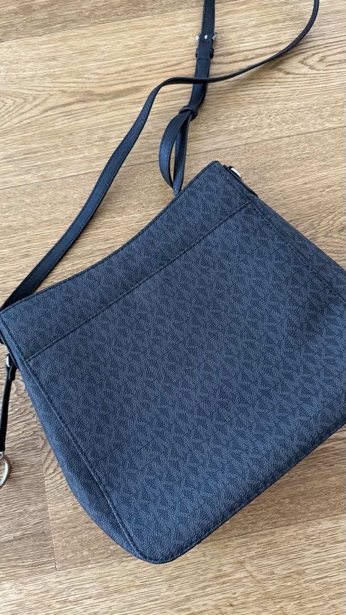 Michael Kors Zaini: Michael Kors Shoulder Bag Monogram Black  – Usato da Boswil venduto da hey.itsme 2