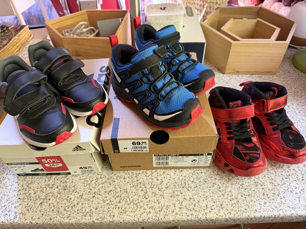 Adidas Chaussures garçon: Kinderschuhe 3x Gr.28 – D'occasion à La Garde (Sembrancher) par jan_b6mp