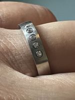 Ring mit 6 Zirkonia, mattiert, innen rot Cabochon Gr 52