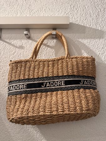 Sommerliche Korbtasche mit J'adore Band, guter Zustand55