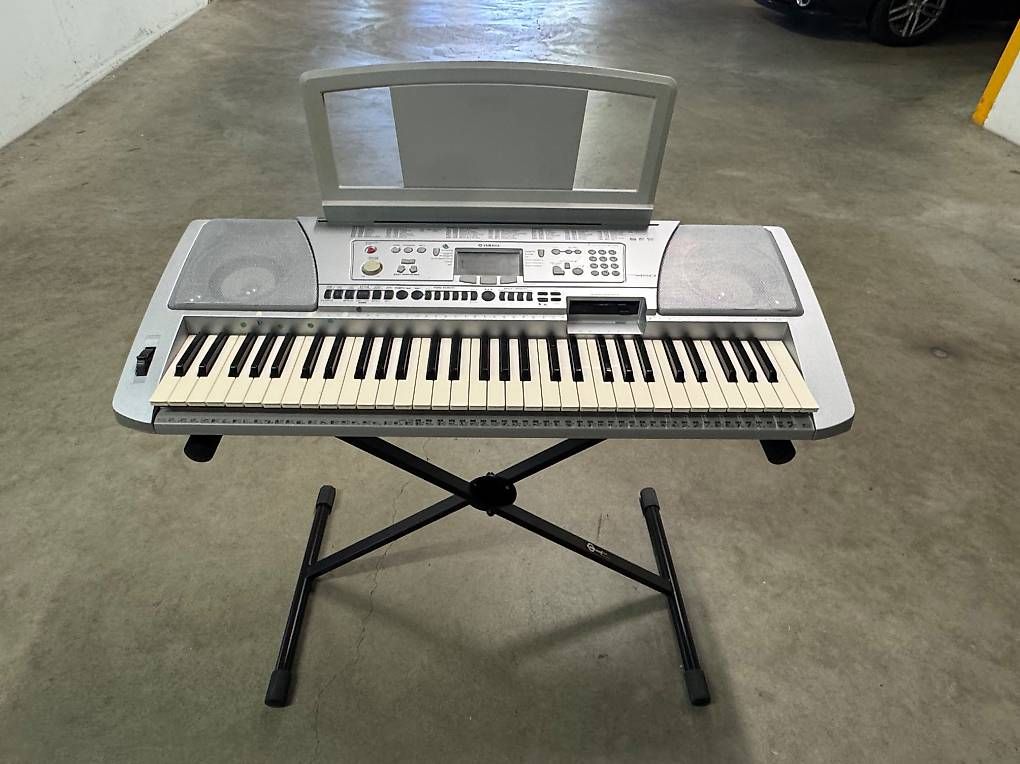 Yamaha Strumenti musicali: Yamaha Keyboard mit Pedal und Ständer – Usato da Hinwil venduto da marinaschroder