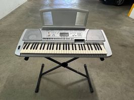 Yamaha Keyboard mit Pedal und Ständer