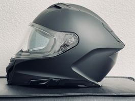 Sportlicher Helm (neu) mit Sonnenblende, Grösse M (57-58cm)