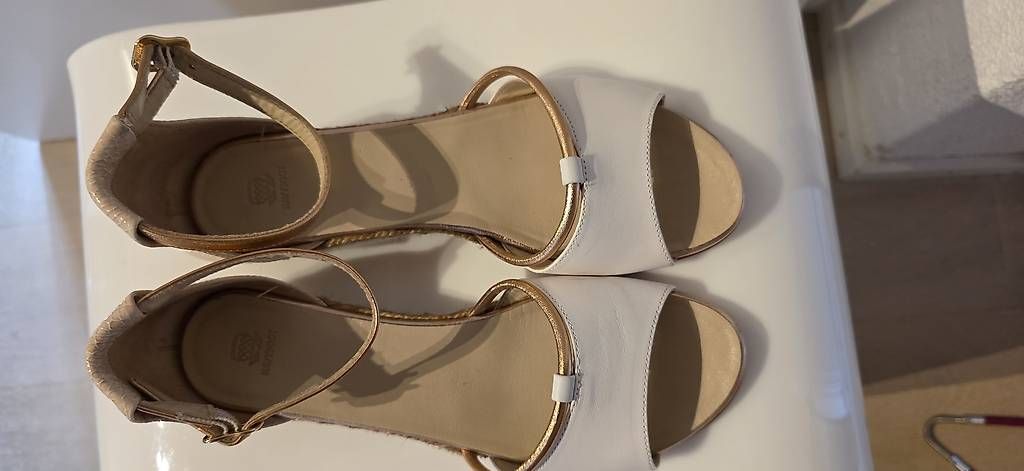 Scarpe da donna: Navyboot Sandalen, weiss-gold – Usato da Wolfhausen venduto da LoukAudio 2