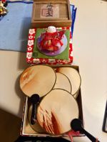 japanische Miniaturen - 11 Fächer, Holzdose u. Püppchen