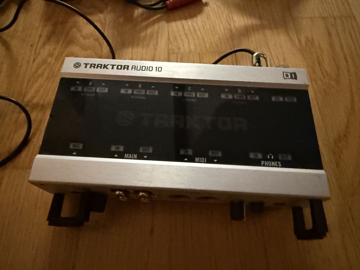 Traktor Studioequipment: Traktor Audio 10 Interface mit Zubehör gebraucht – Gebraucht aus Aarau von SellOne 1