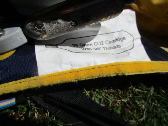 Schwimmwesten: Schwimmweste aufblasbar durch CO2 Cartusche – Gebraucht aus Ottikon von Locomotive01 5