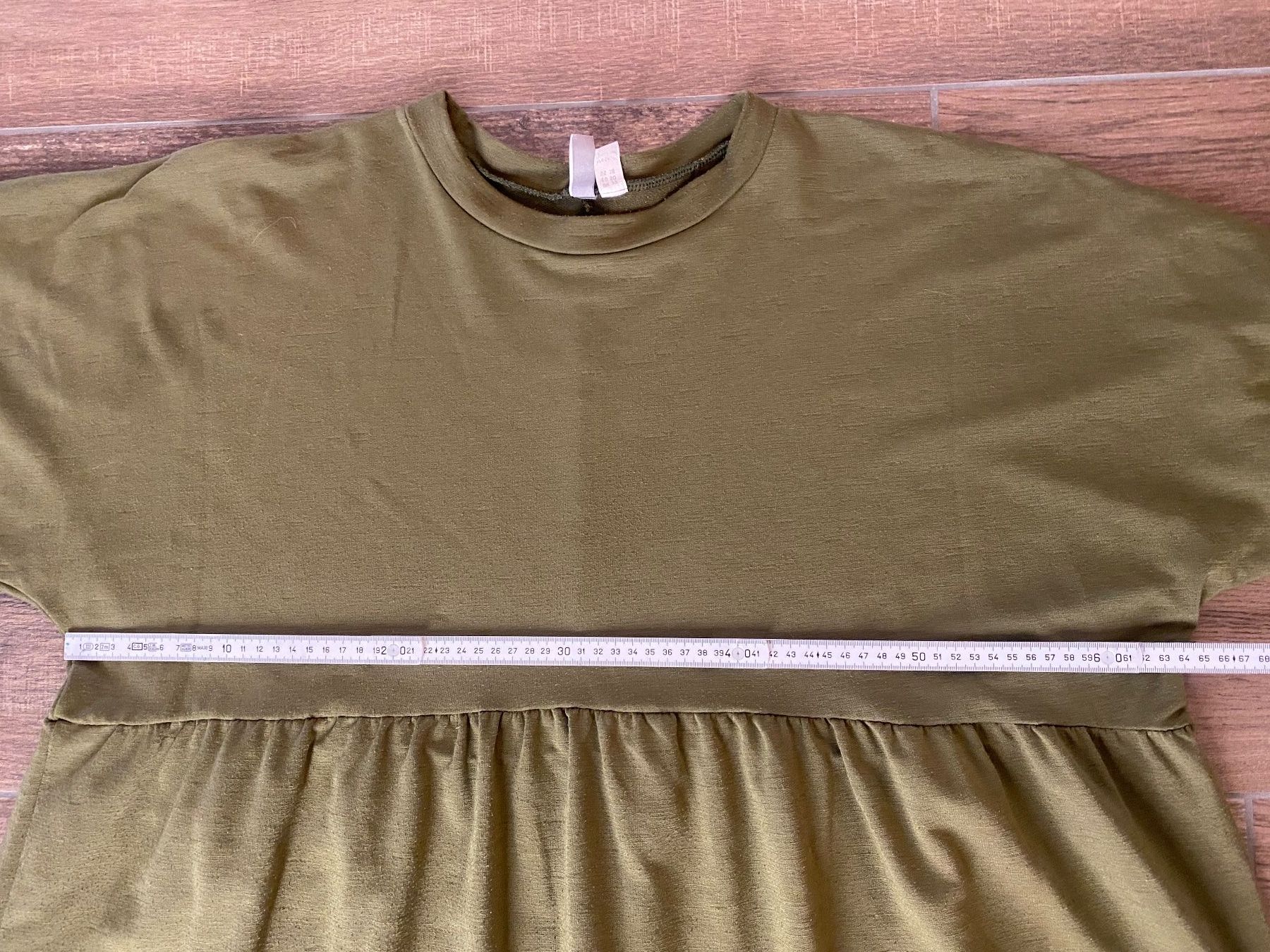 Asos Kleider: Asos Kleid mit Rüsschen Abschluss oliv Gr. 50 – Defekt aus Pratteln von a23_j2gs 3