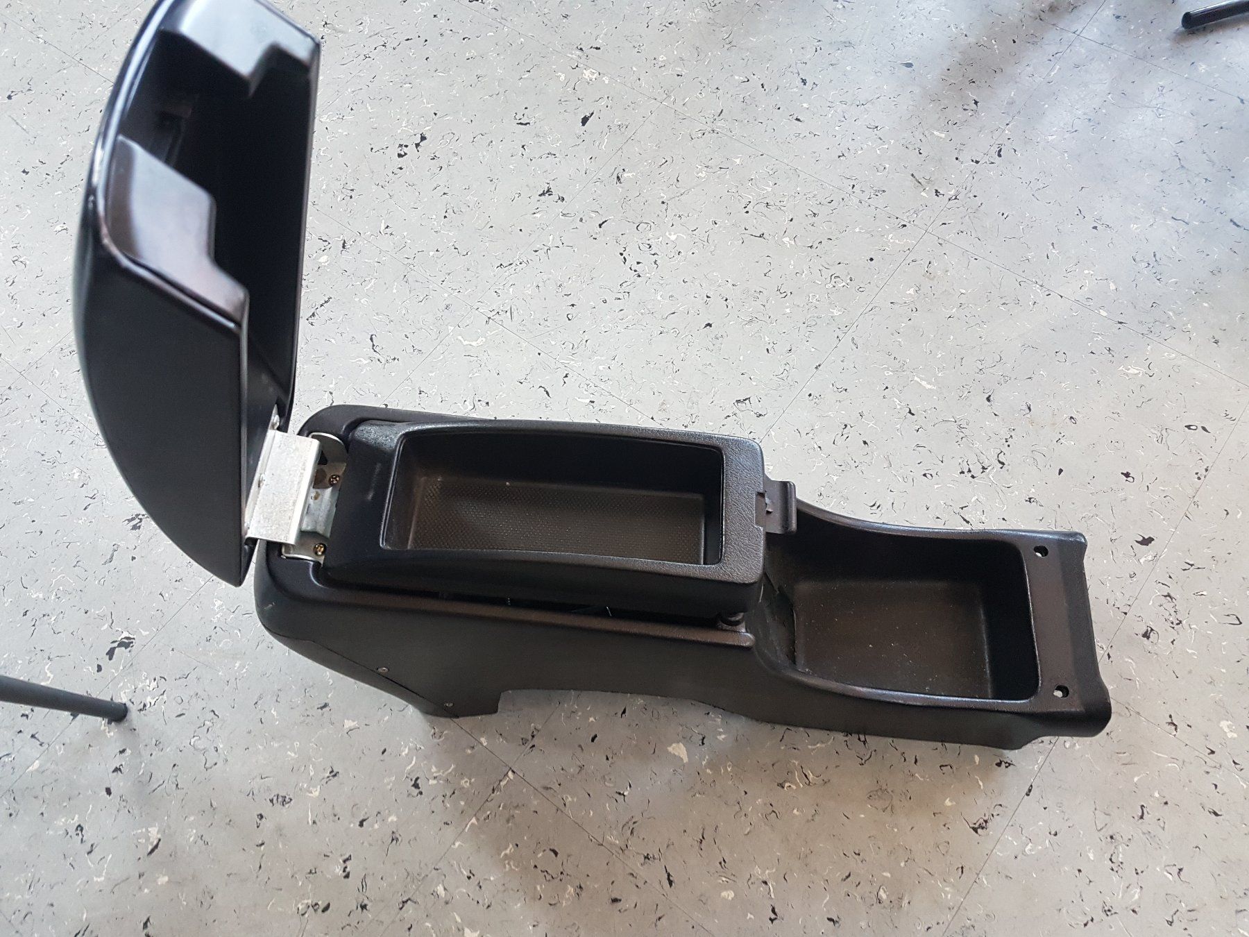Tutti pezzi di ricambio auto: Auto Mittel Konsole Universal Armlehne – Usato da Oberägeri venduto da 455 6
