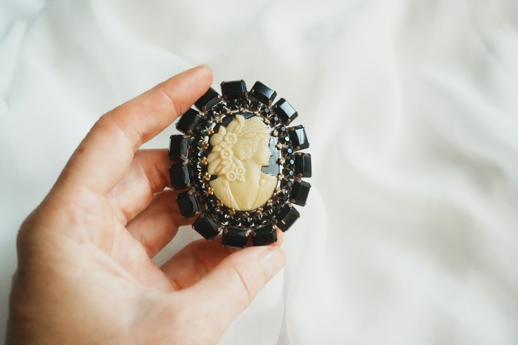 Spille & Fermagli: Grosse Vintage Cameo Brosche mit schwarzen Strasssteinen – Usato da Volketswil venduto da HeredisAntiques 3