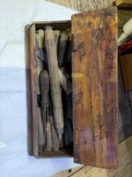 Konvolut mit alten Stechbeiteln in Homzkiste