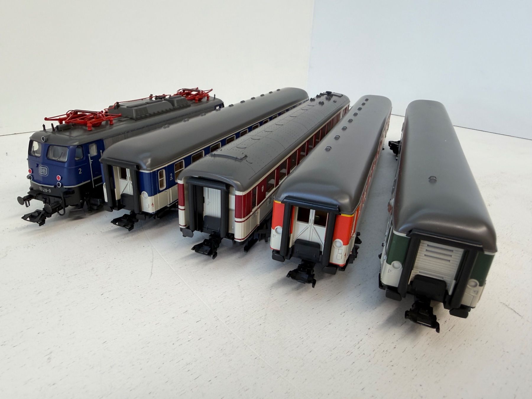 Märklin Modelleisenbahnen: Märklin Schnellzugpackung "Pop-Farben" 26512 – Gebraucht aus Büsserach von ModellbahnDepot 5