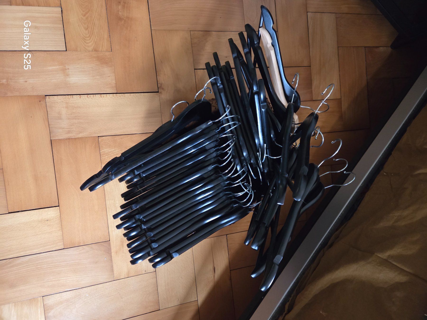 Kleiderbügel: 43 schwarze Kleiderbügel – Gebraucht aus Luzern von PCP_666