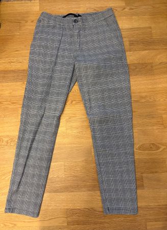 Stoffhosen im Karo-Muster