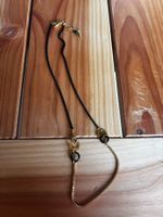Elegante Halskette mit goldenen Details, neuwertig!