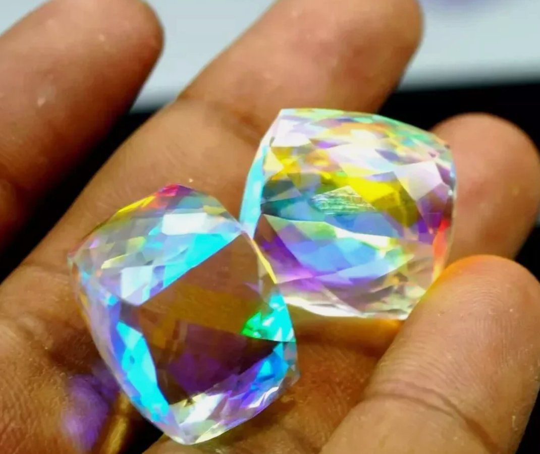 Edelsteine: GEMSTONE (PAIR 2) 104,5 ct  Rainbow Cube Cut Loose – Neu und originalverpackt aus Genève von AWWA 1