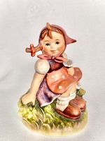 Süsse Goebel Hummel Figur Mädchen "Auf der Sommerwiese"