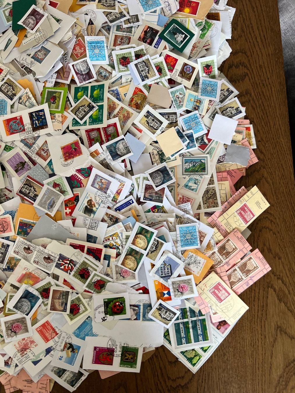 Tutti i francobolli: 4,2kg inkl. Schachtel Schweizer Briefmarkenabschnitte – Usato da Braunau venduto da Desil2511 4