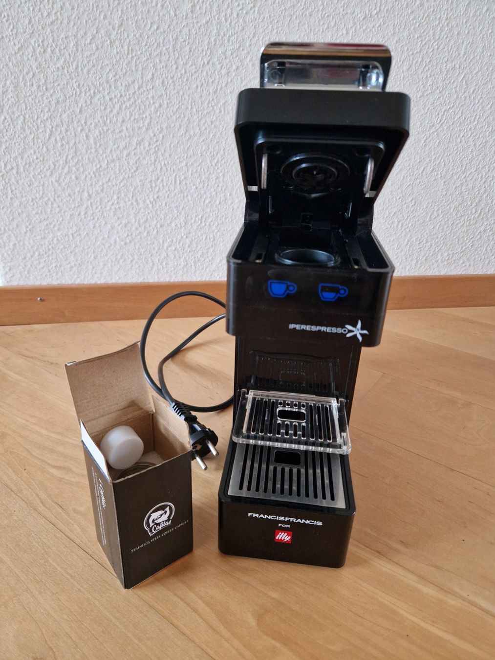Illy Macchine per caffè & Macchine per espresso: Illy Iperespresso coffee machine + rechargeable capsule – Usato da Adliswil venduto da fashionholic