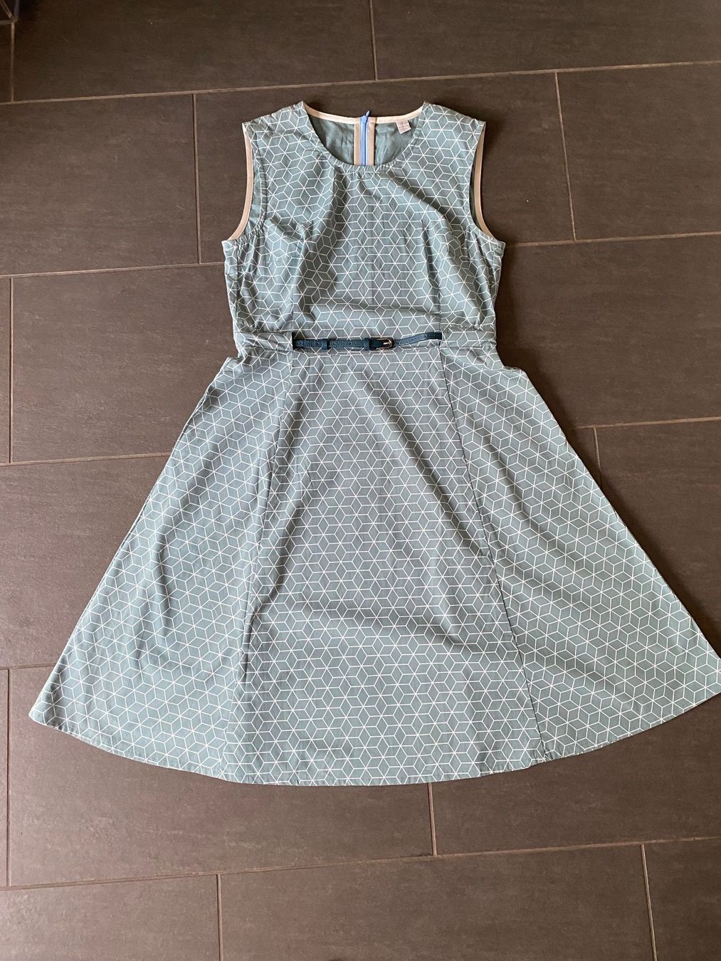 Kleinbasel Kleider: Kleid gemustert blau mit Gürtel Groesse 42 Neu – Gebraucht aus Oberriet SG von Schwalbenstein