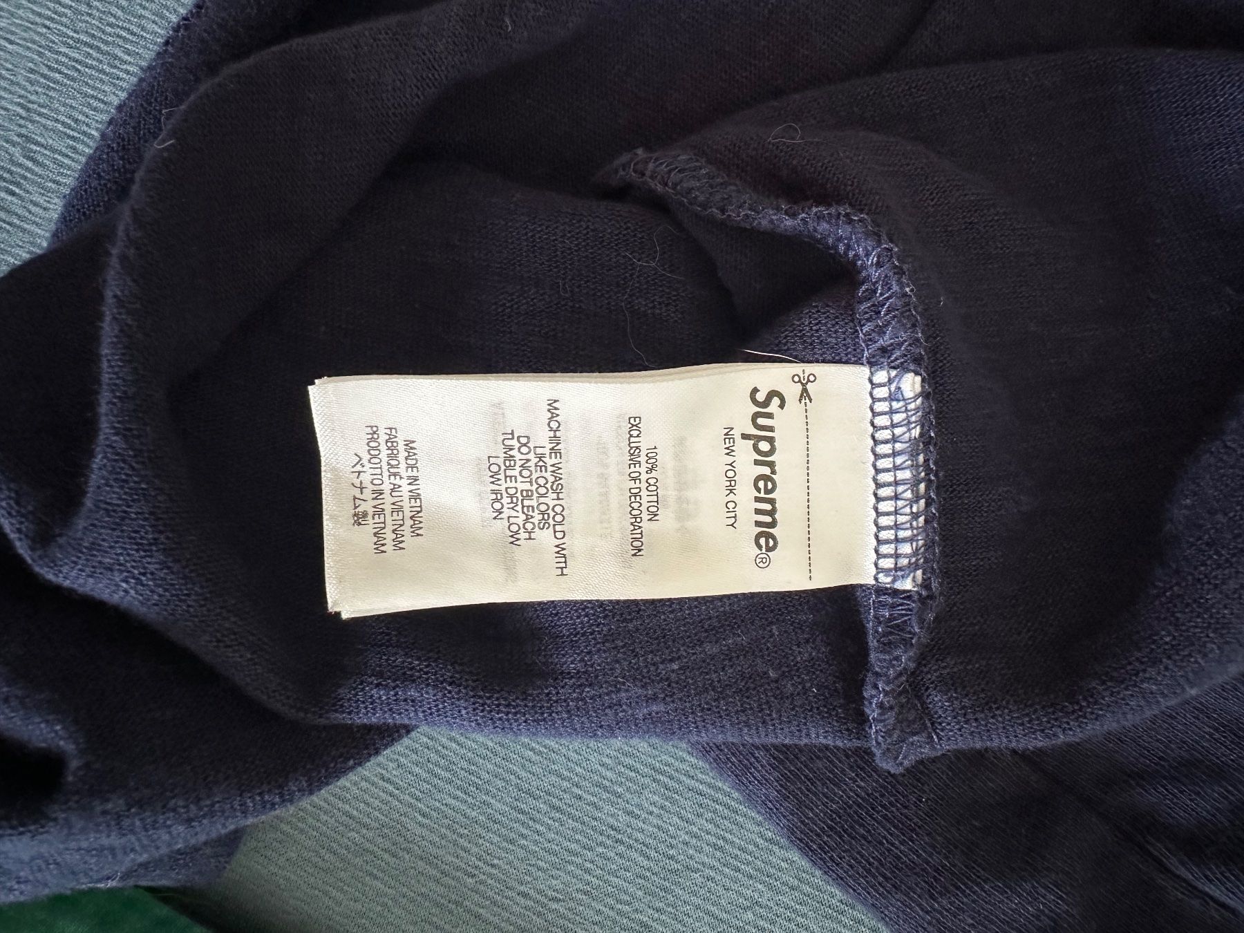 Supreme T-shirt: Supreme S/S Pocket Tee SS24 Navy – Usato da Reinach BL venduto da Tscherrer 4