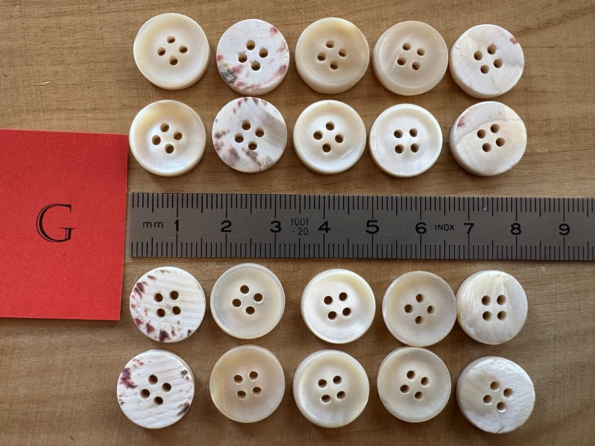 Bottoni: 20 Perlmutt Knöpfe 16 mm – Nuovo (secondo la descrizione) da Rümlang venduto da resale35