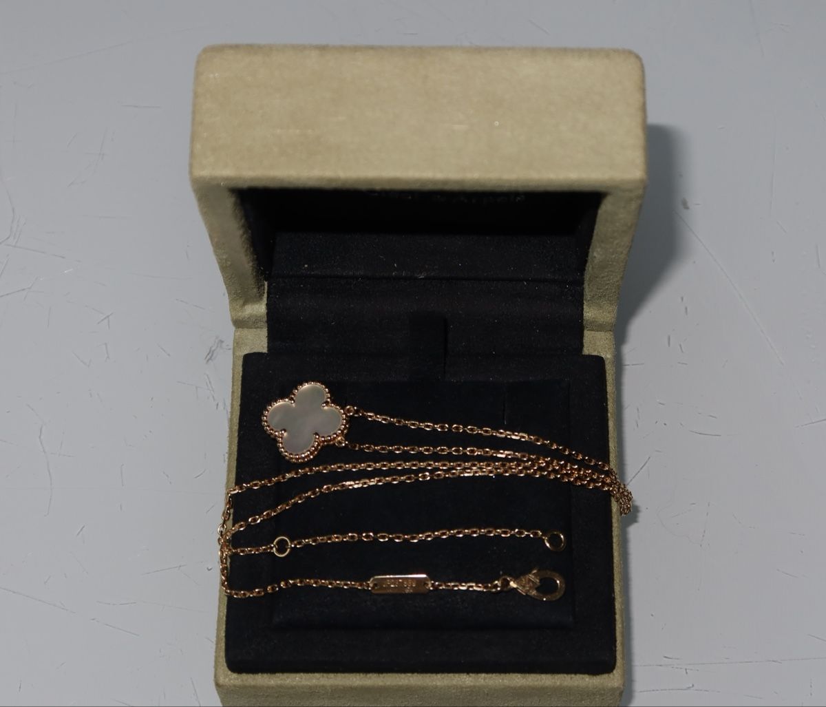 Van Cleef Ketten: Van Cleef & Arpels Set Ohrringe + Halskette  – Neu (gemäss Beschreibung) aus Zürich von su8_29ks
